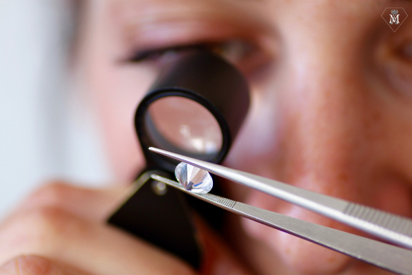 Test de la loupe pour reconnaître un vrai diamant - Atelier MÄHLER
