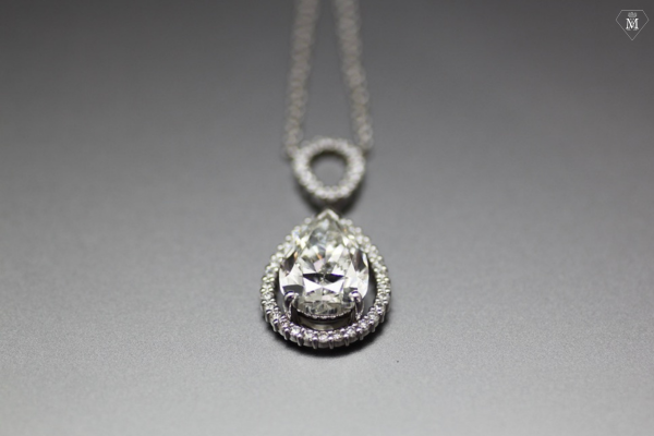 Création pendentif diamant poire avec entourage diamant