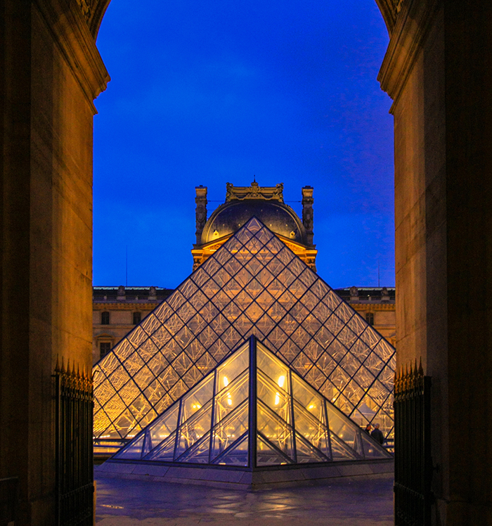 Une vue du Louvre à Paris