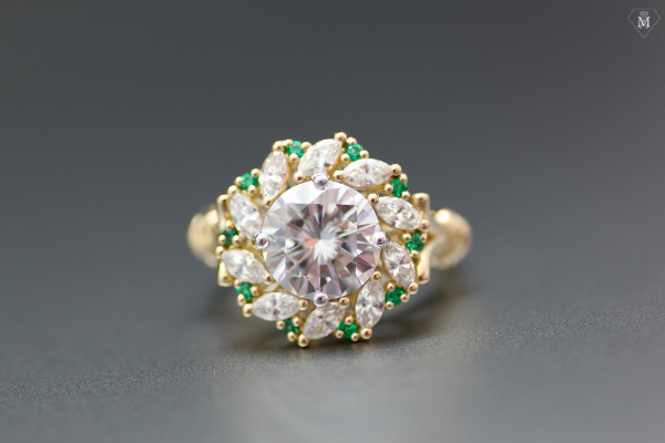 Bague diamant et entourage émeraudes|Bague diamant et entourage émeraudes|Bague diamant et entourage émeraudes