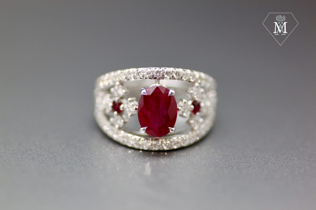 Bague de fiançailles sur-mesure - bague rubis ovale - diamants et or blanc - bague bandeau|||