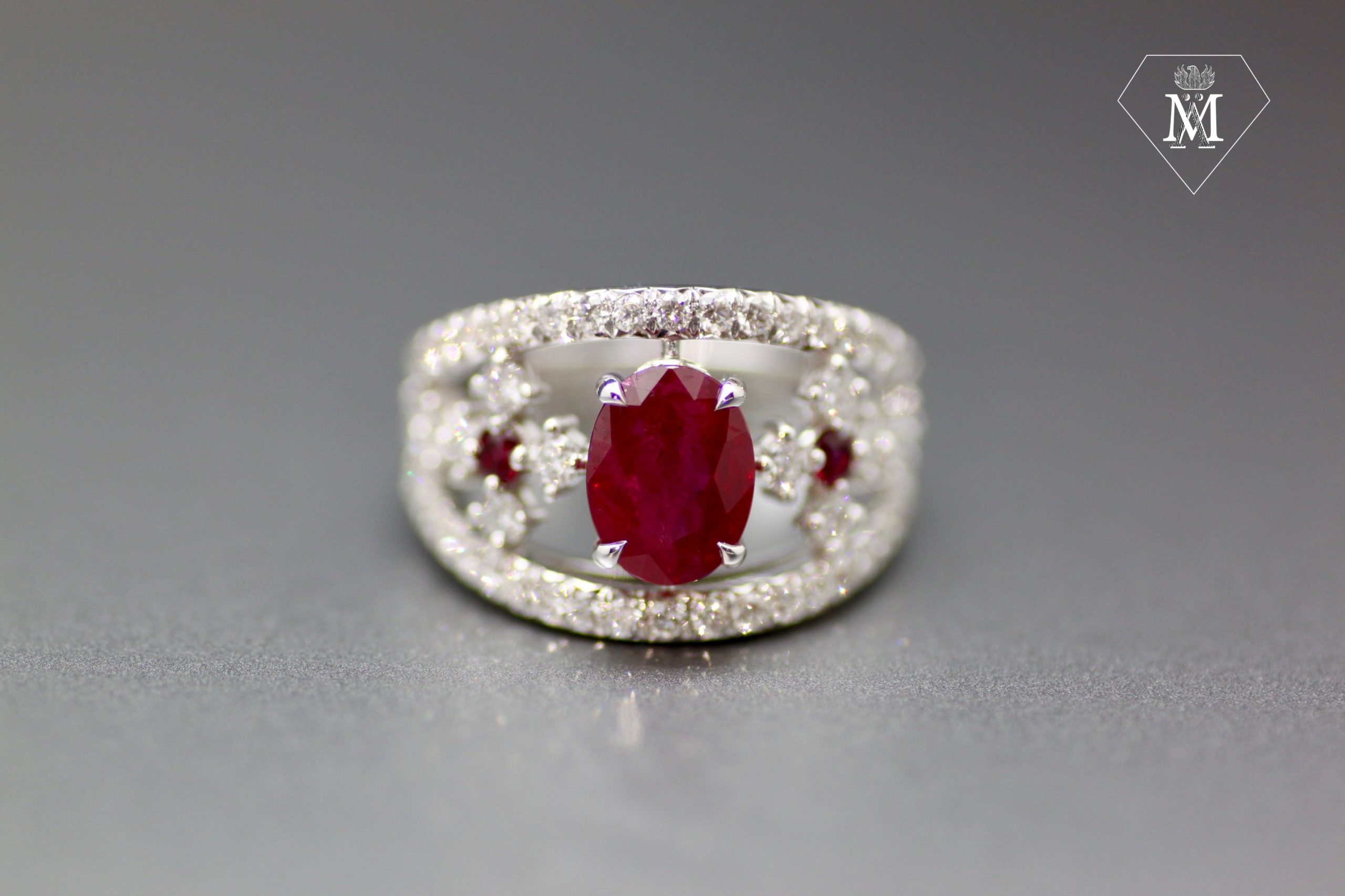 Bague de fiançailles sur-mesure - bague rubis ovale - diamants et or blanc - bague bandeau|||