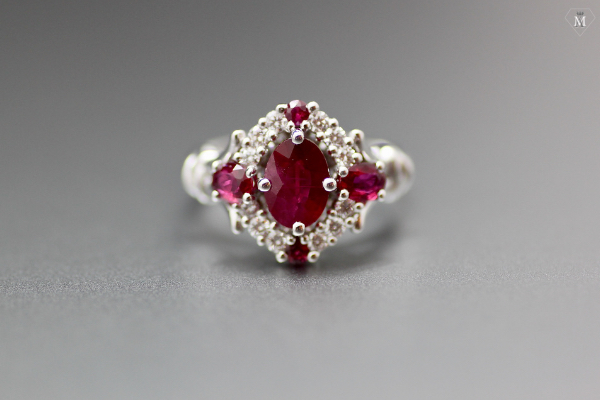Nos histoires Marguerite bague de fiançailles rubis||Bague de fiançailles diamants et rubis