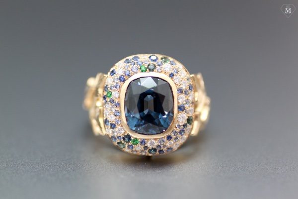 Création d'une bague chargée de sens|Bague spinelle entouré de saphirs et de diamants||Bague spinelle entouré de saphirs et de diamants|