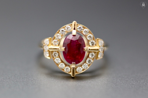Bague de fiançailles joaillerie rubis Atelier MÄHLER|Bague de fiançailles rubis diamants|Bague de fiançailles joaillerie rubis Atelir MÄHLER||Rubis brut sang de pigeon Atelier MÄHLER